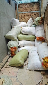 长期出售做寿衣布下来的涤纶废丝，涤纶花丝，现货7吨