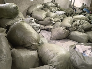 长期出售涤纶白纱，涤纶窗帘布，涤纶废布，窗帘布，每个月50吨，可以开花造粒用，欢迎来电