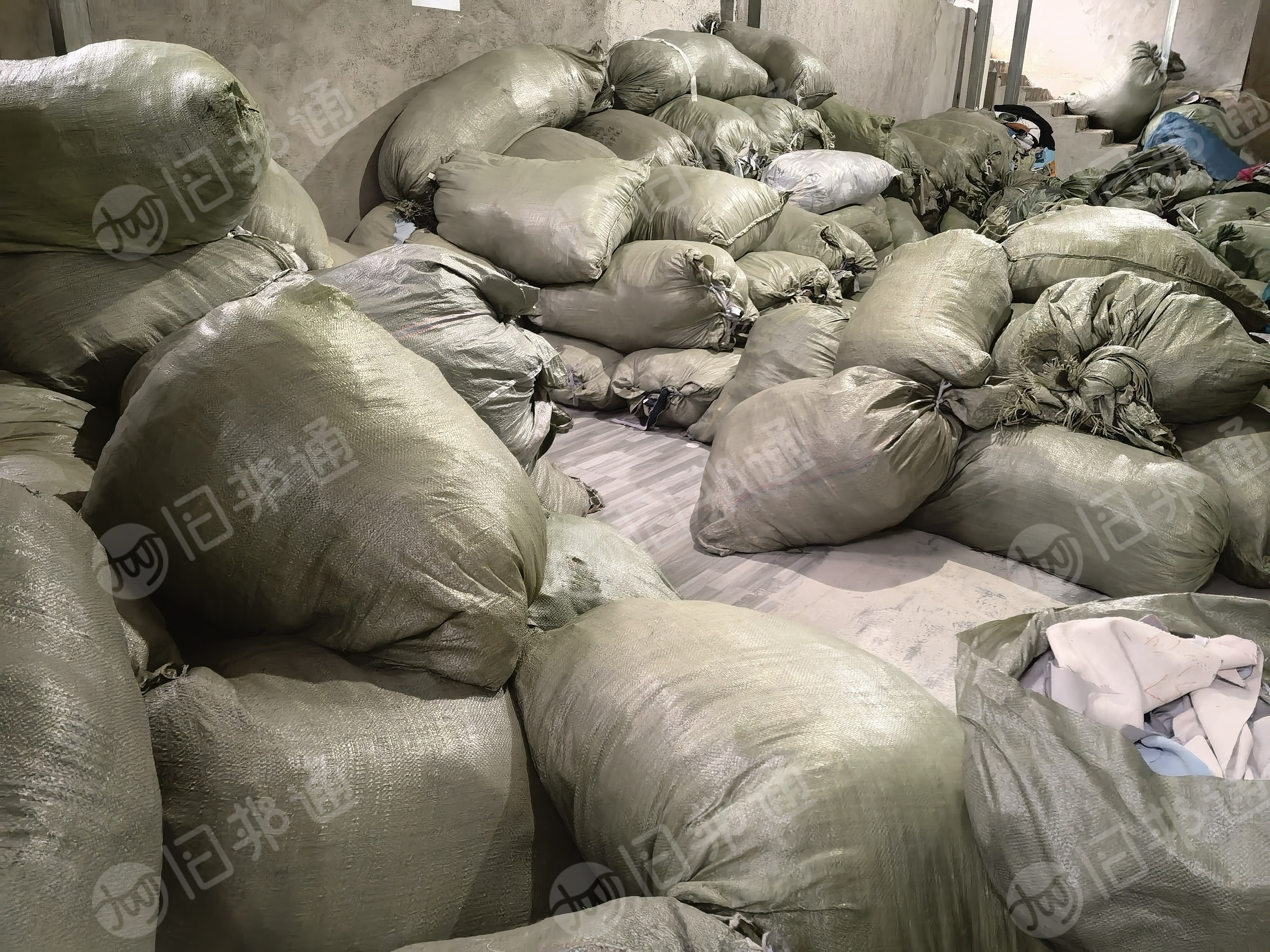 长期出售涤纶窗帘布，涤纶废布，窗帘布，每个月50吨，可以开花造粒用，欢迎来电