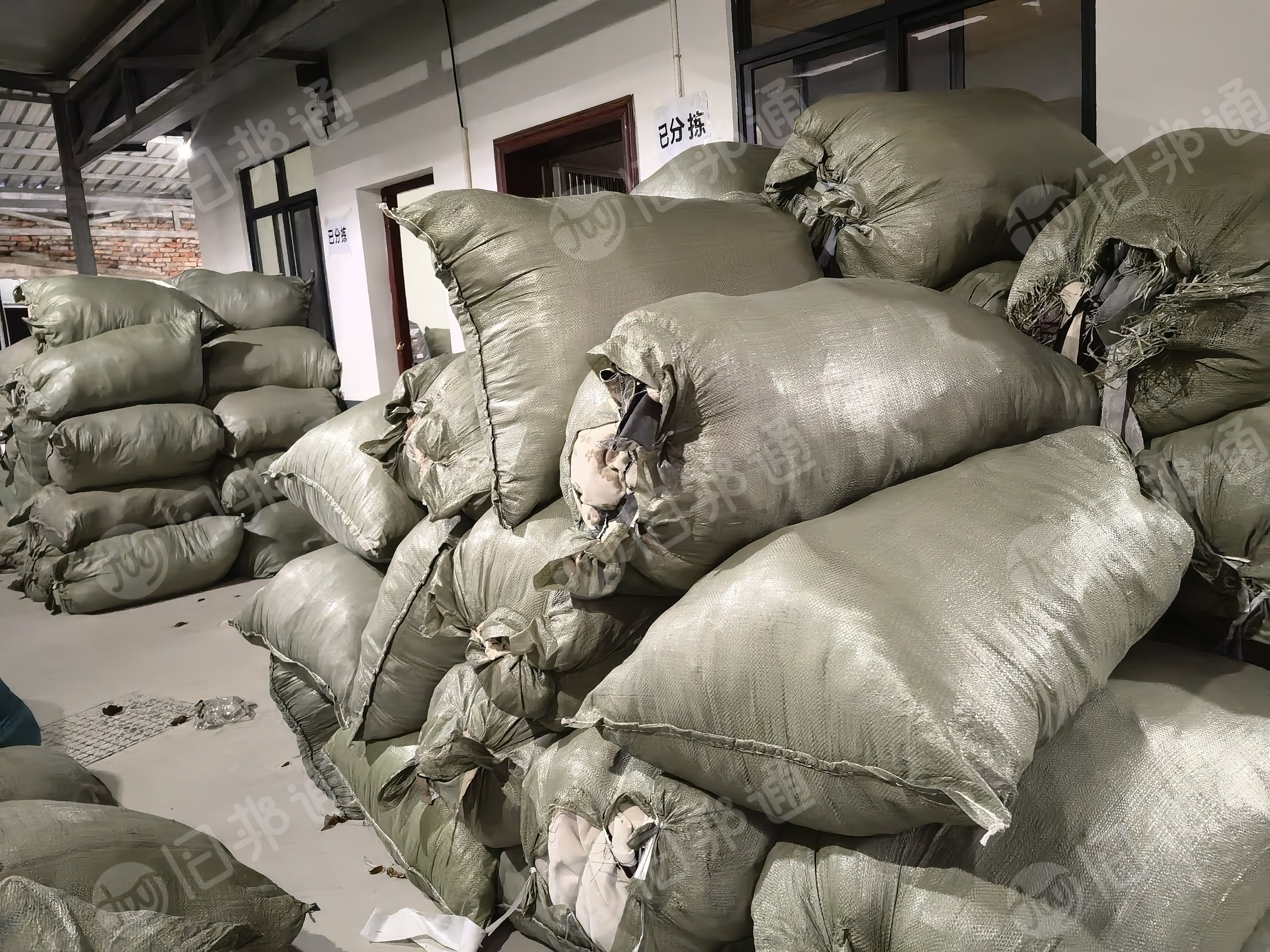 长期出售涤纶窗帘布，涤纶废布，窗帘布，每个月50吨，可以开花造粒用，欢迎来电