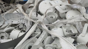 出售海康威视摄像头机壳料，80%PC+纤10%，有少部分PC十ABS，现货30吨