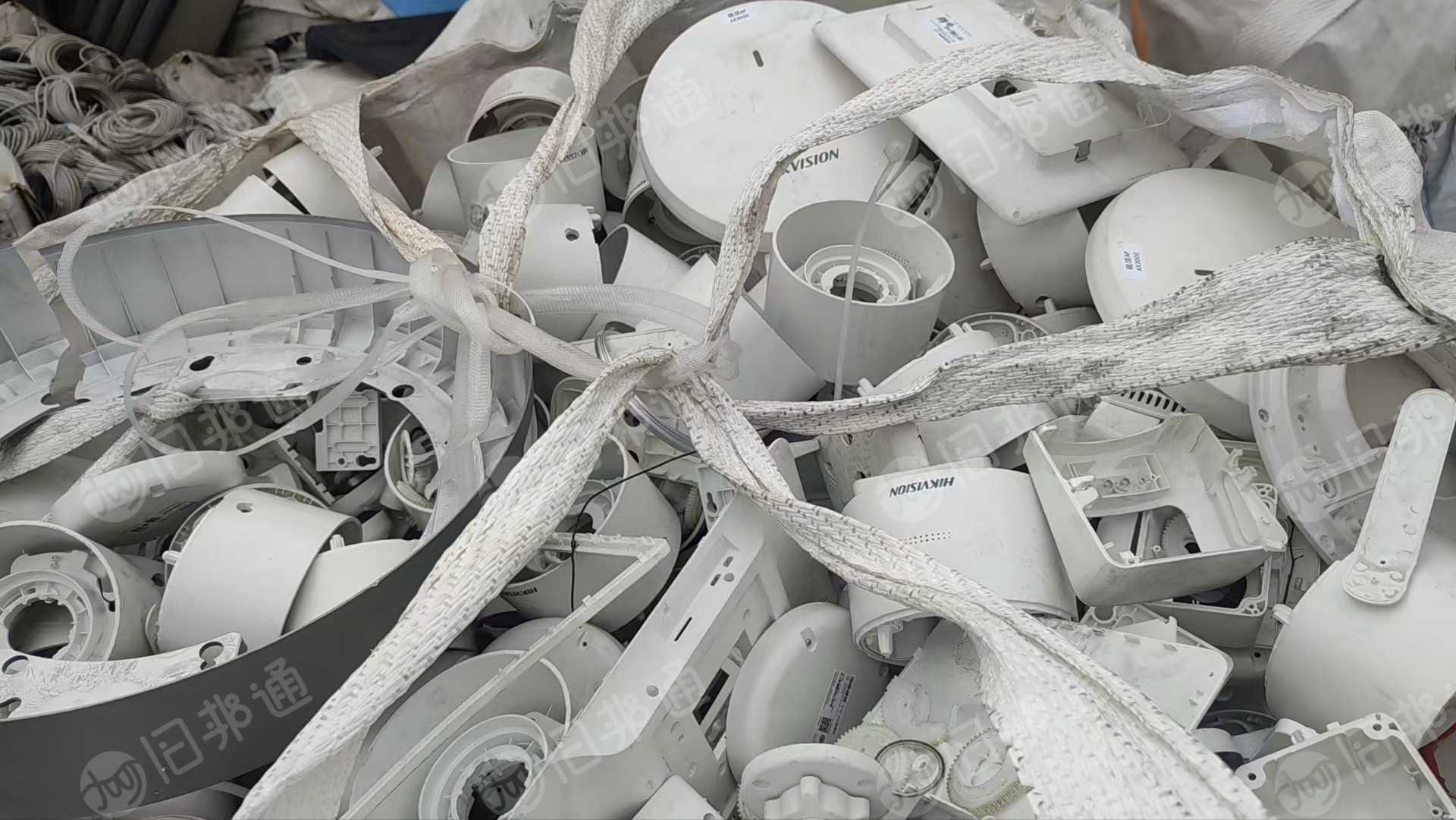 出售海康威视摄像头机壳料，80%PC+纤10%，有少部分PC十ABS，现货30吨