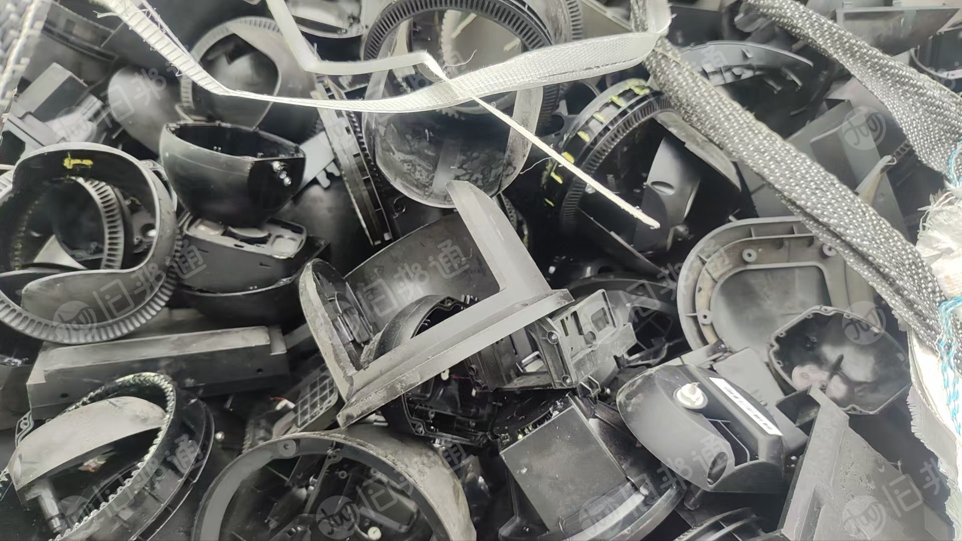 出售海康威视摄像头机壳料，80%PC+纤10%，有少部分PC十ABS，现货30吨