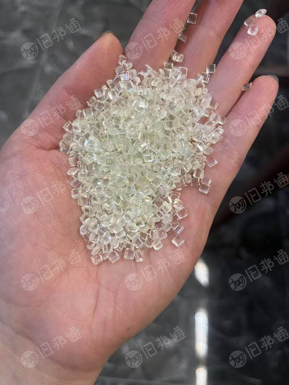 出售白透PET颗粒，粘度0.6左右，现货300吨