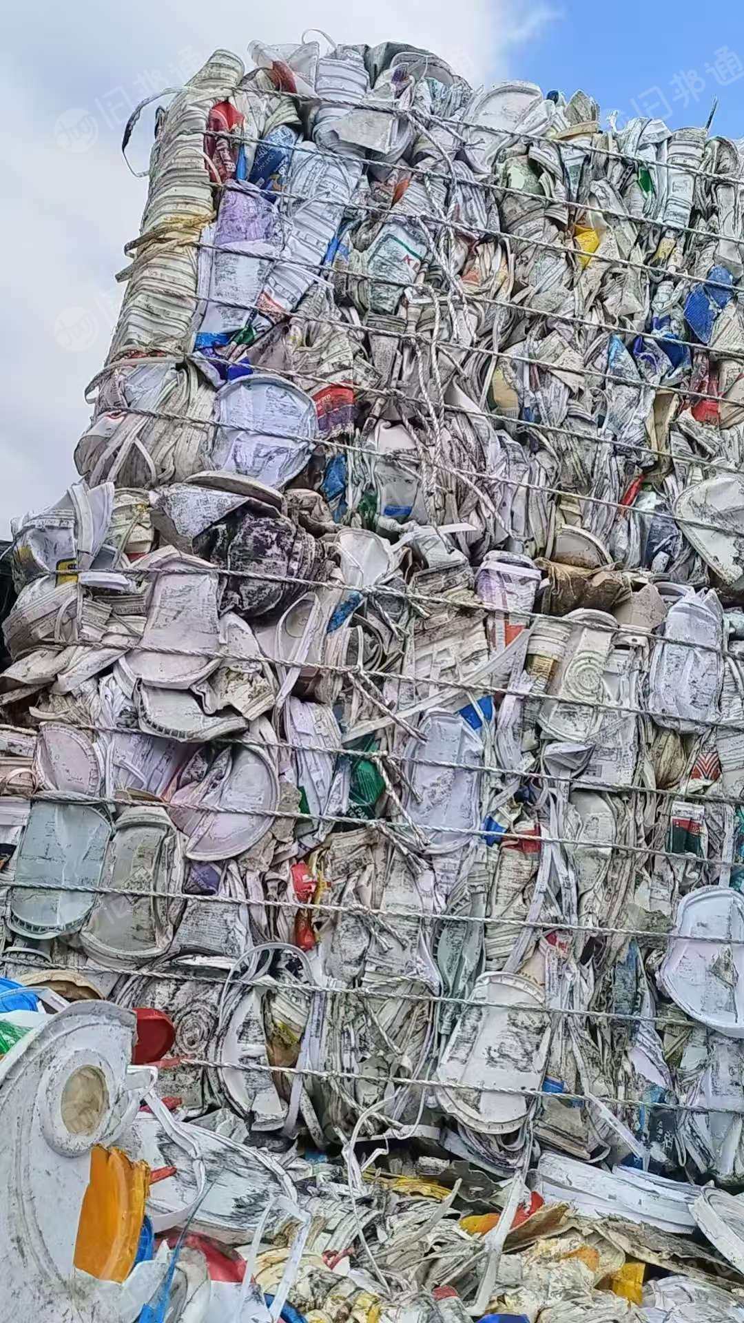 出售涂料桶压块，现货10吨，9.6一车