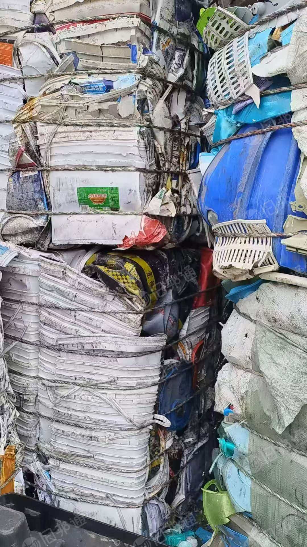 出售涂料桶压块，现货10吨，9.6一车