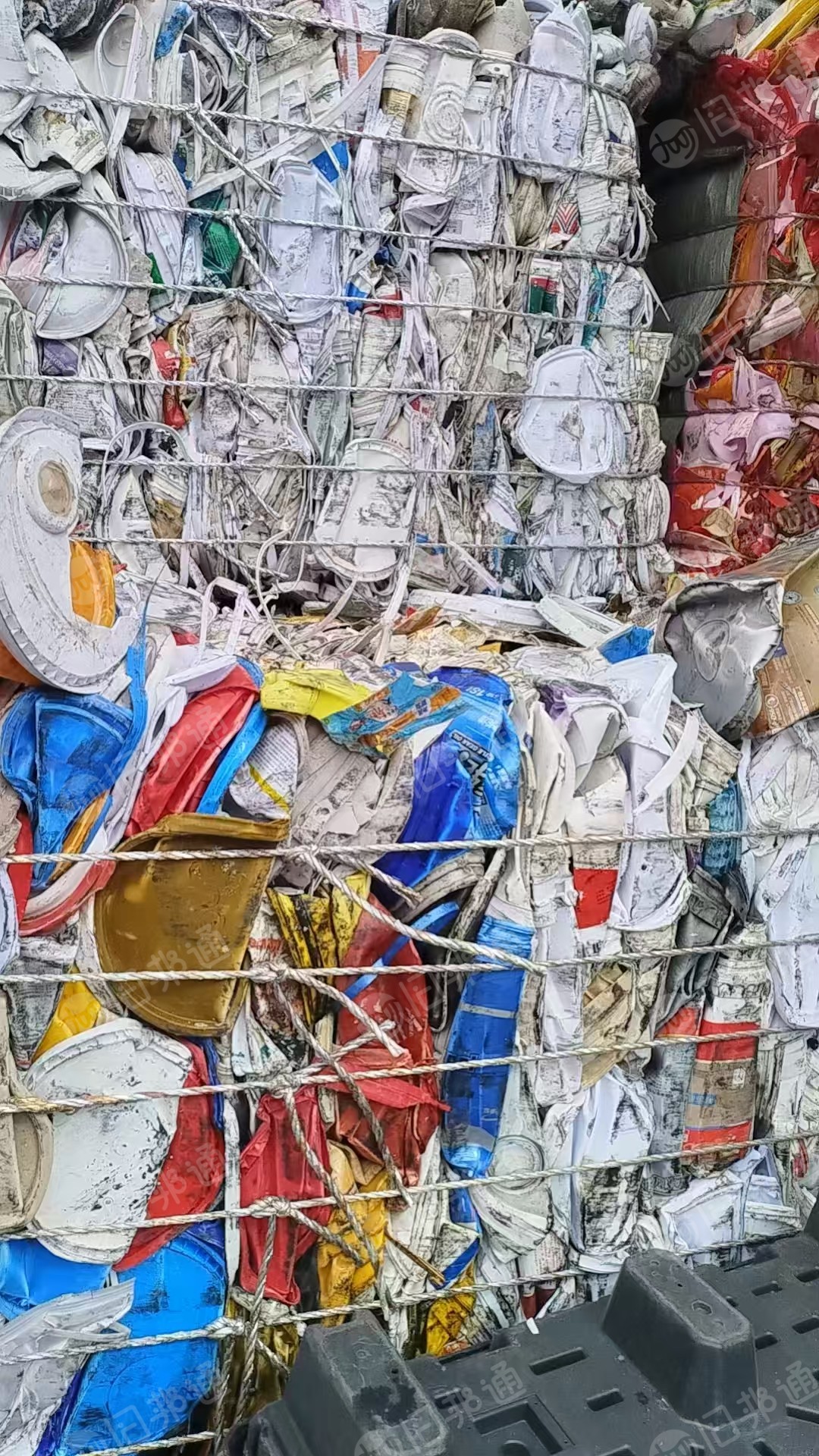 出售涂料桶压块，现货10吨，9.6一车