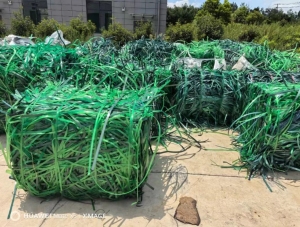 长期出售光伏厂下来的pet打包带废料，无铁口纯绿色