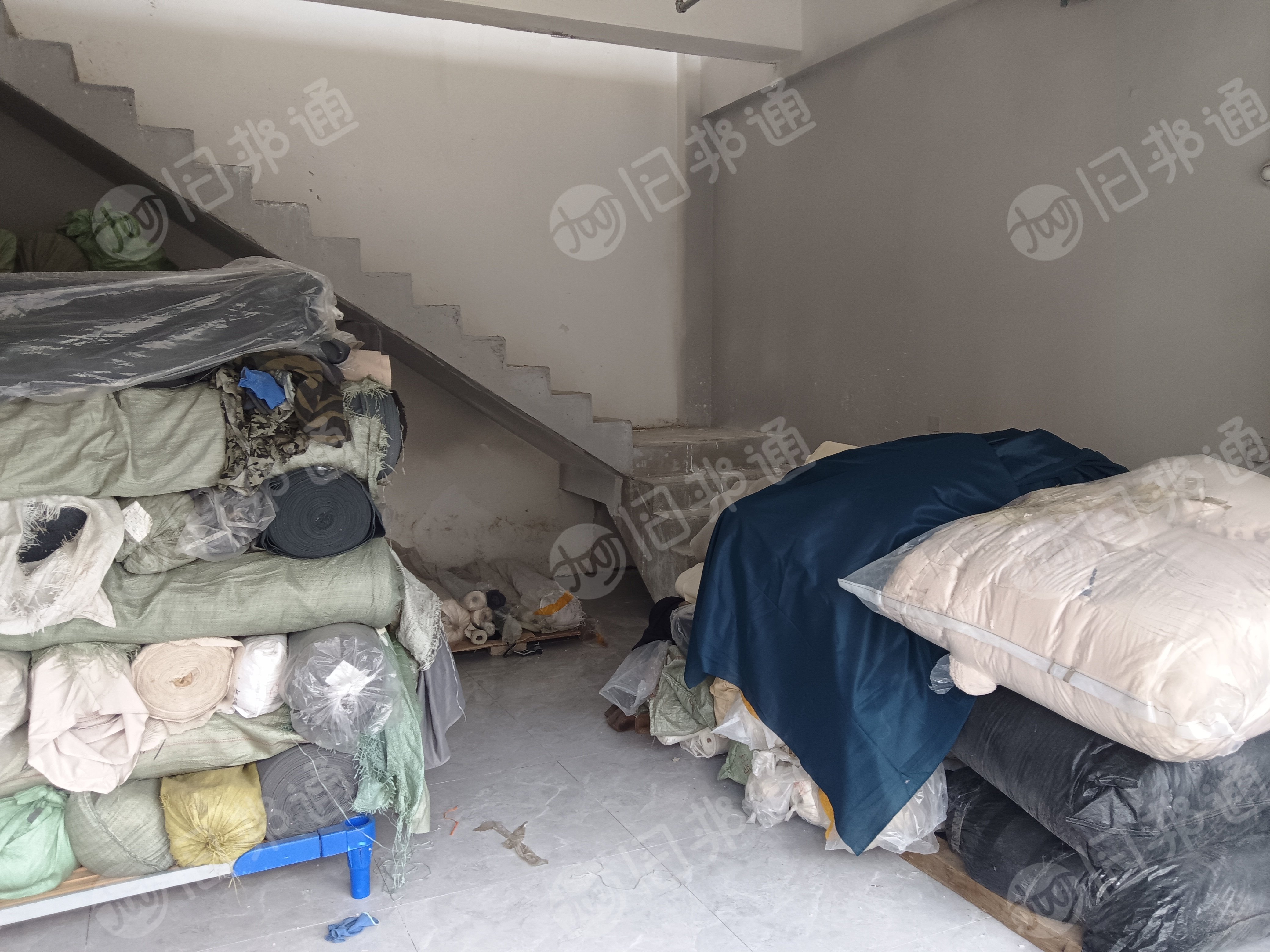 现货处理一批库存板带婴儿背带斗篷，婴儿背带40多箱，斗篷10多箱，多种宽度