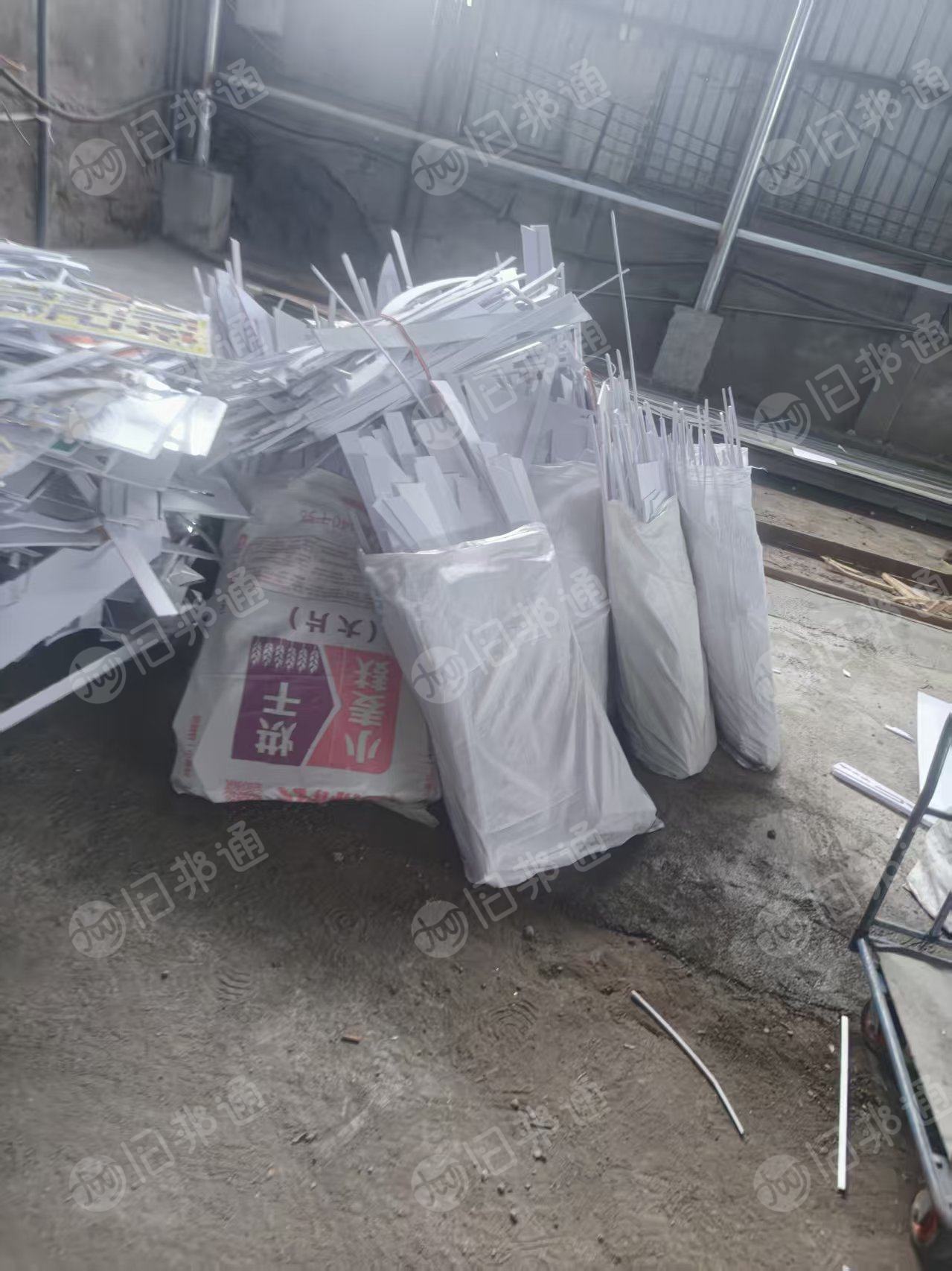 常年出售PVC发泡板毛料，一级白的，每个月几十吨到一百吨左右