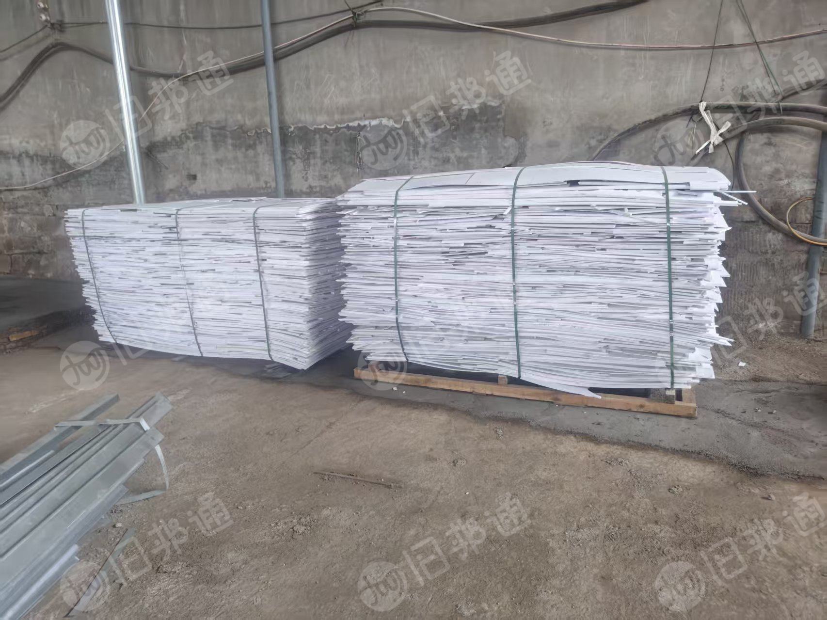 常年出售PVC发泡板毛料，一级白的，每个月几十吨到一百吨左右