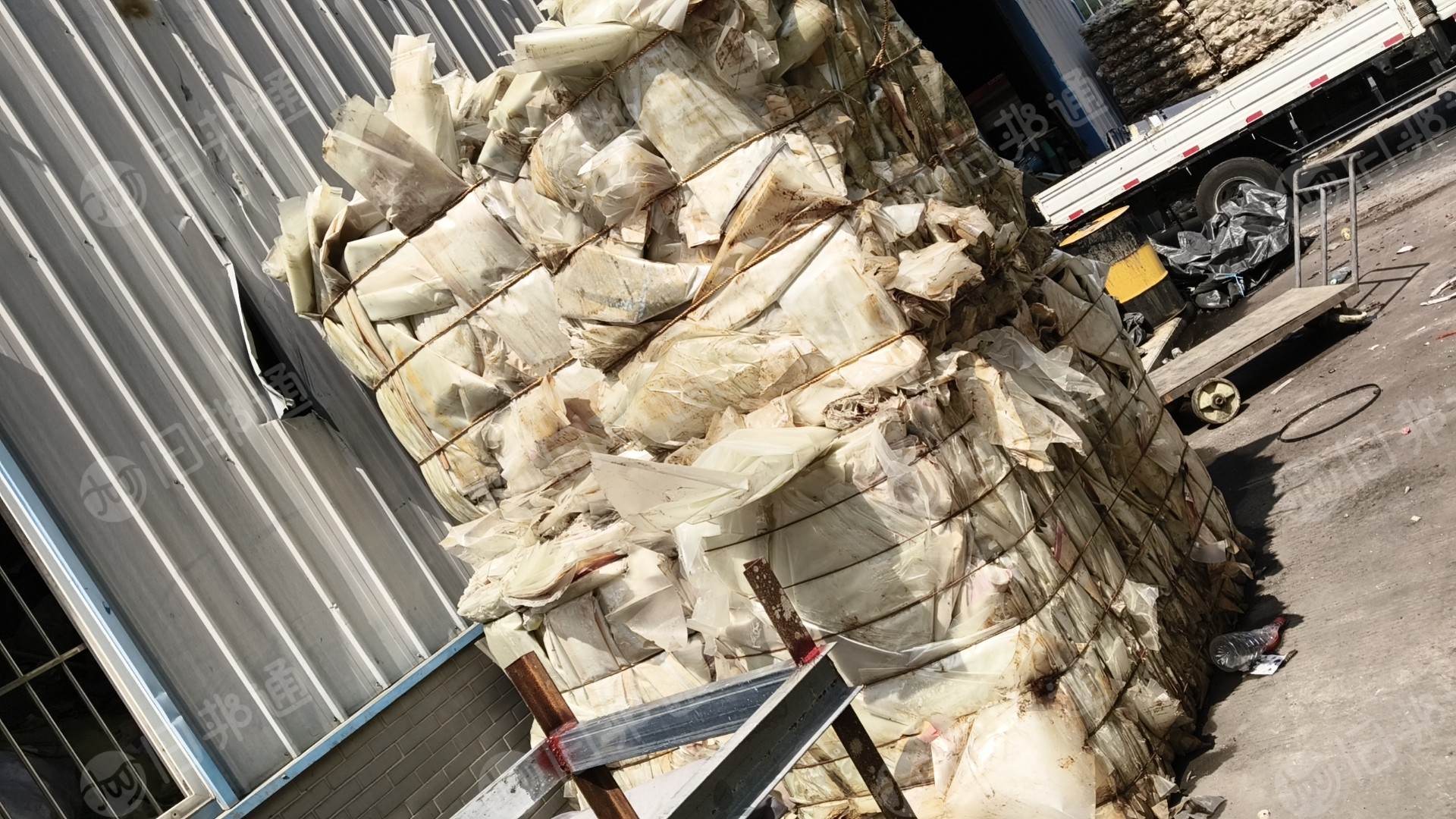 出售皮革厂下来的PET复合膜，现货30吨，月供10吨左右