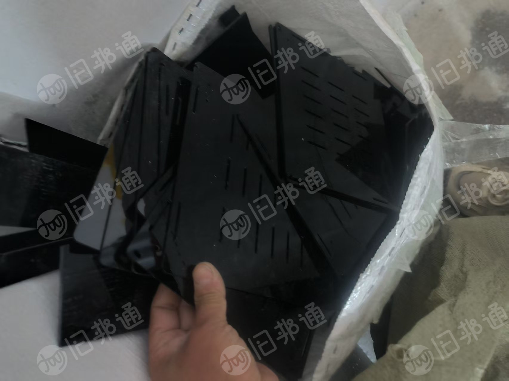 出售PS破碎料，有黑色的，白色的，透明的，阻燃的，环保的。主要是广告牌下来的。现货6/7吨