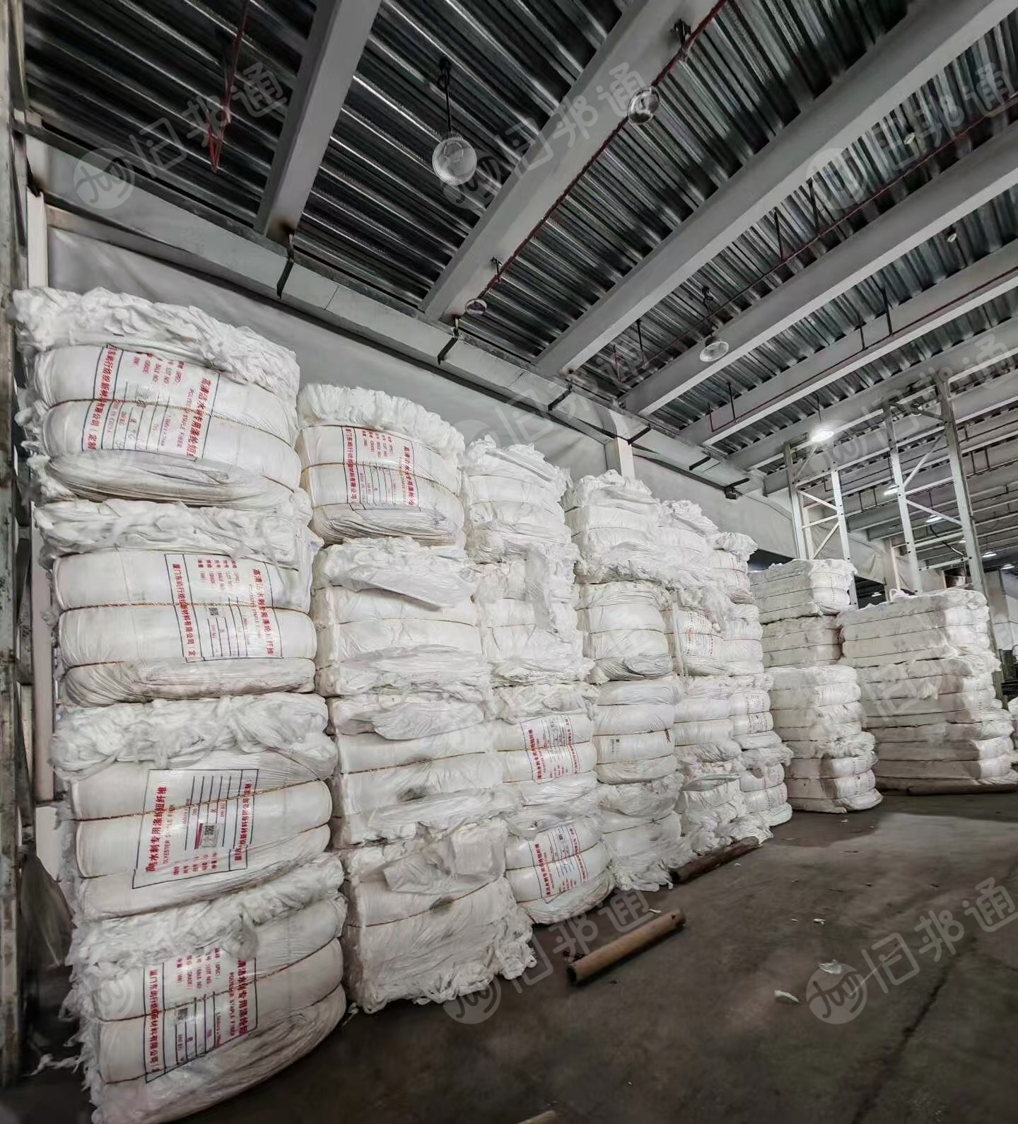 长期出售水刺无纺布边角料，洗脸巾边料，黏胶混合配比，50：50，月供22吨，货在浙江湖州