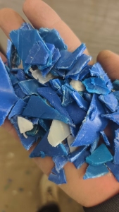 出售小蓝桶破碎料，现货六米八一车