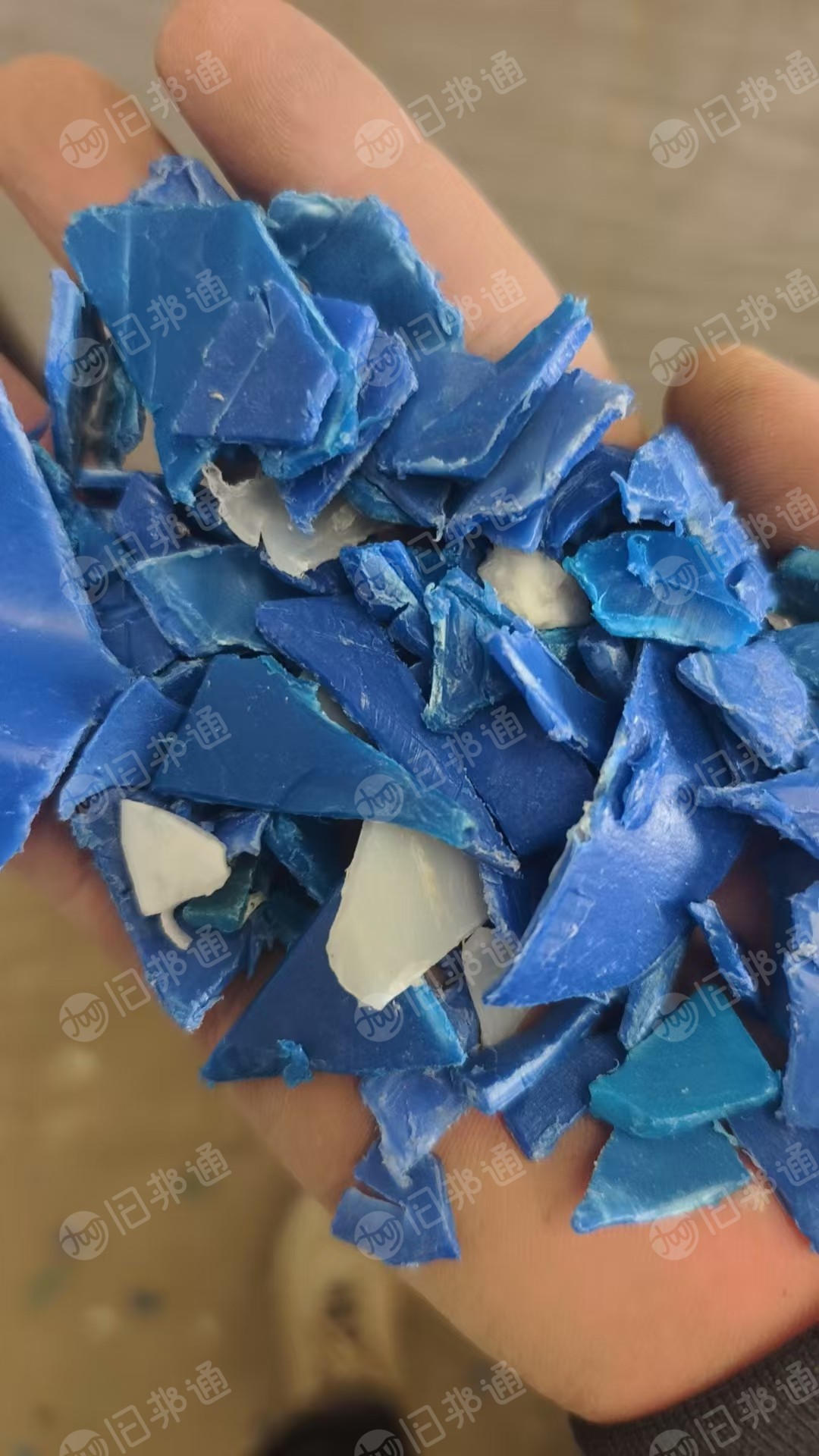 出售小蓝桶破碎料，现货六米八一车