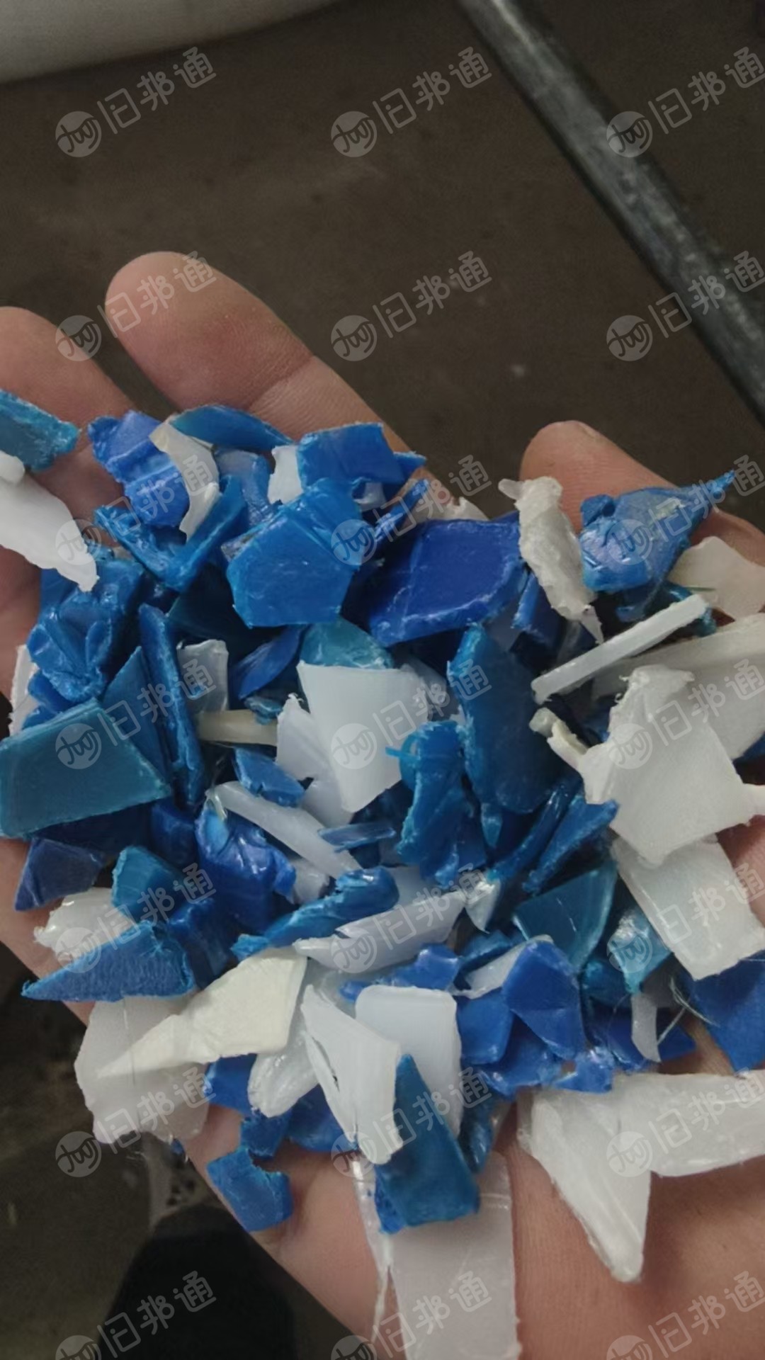 出售小蓝桶破碎料，现货六米八一车