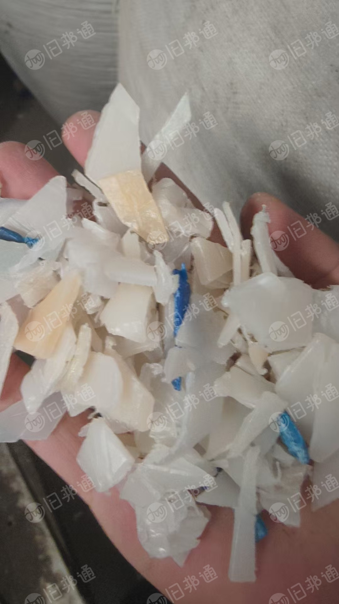 出售小蓝桶破碎料，现货六米八一车