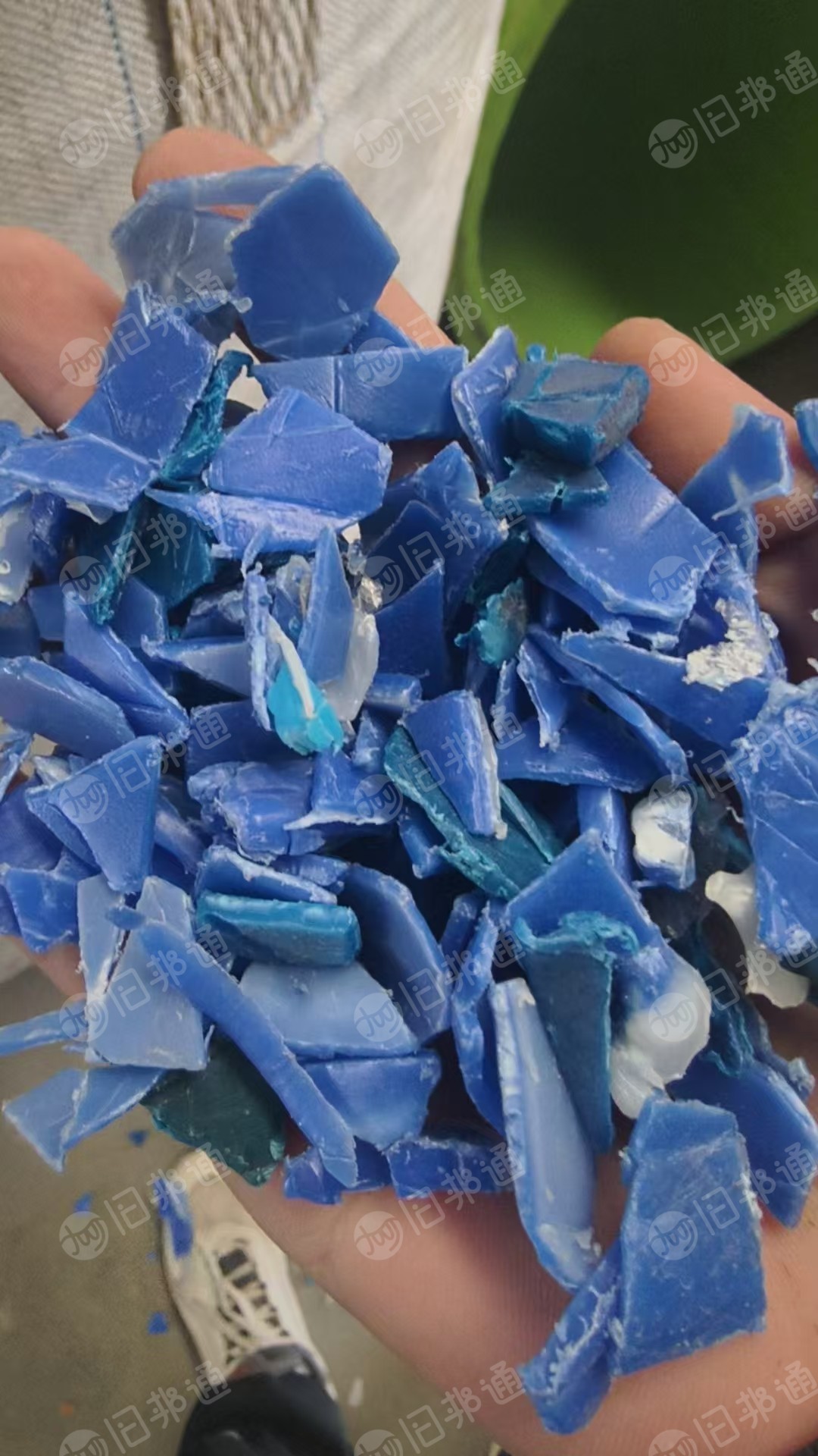 出售小蓝桶破碎料，现货六米八一车