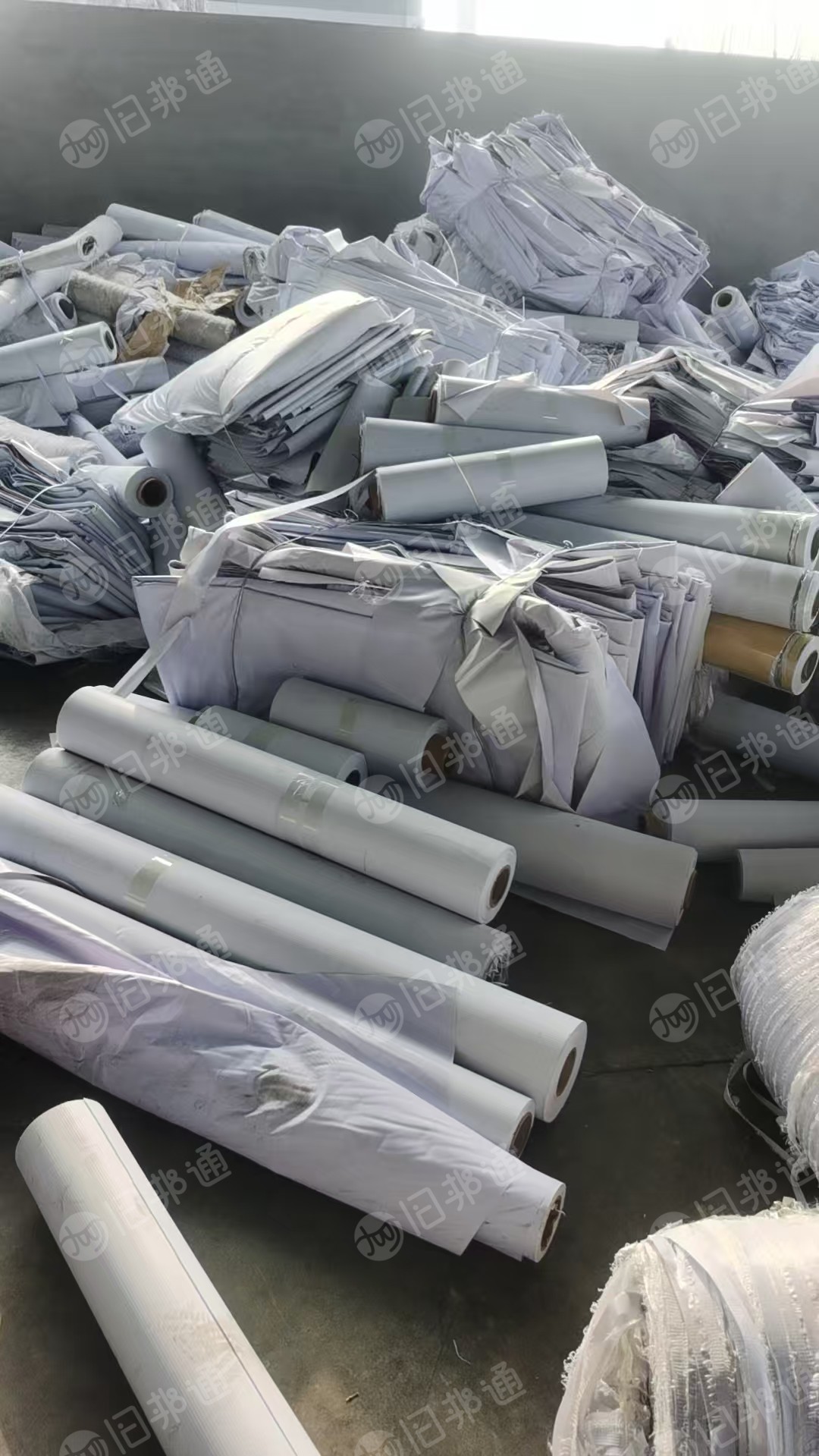 出售PVC广告布，卷的跟压块料都有，现货400吨