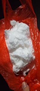 长期出售剪花机下来的涤纶毛毛料，涤纶磨毛料，有点潮，现货五六吨，月供30吨