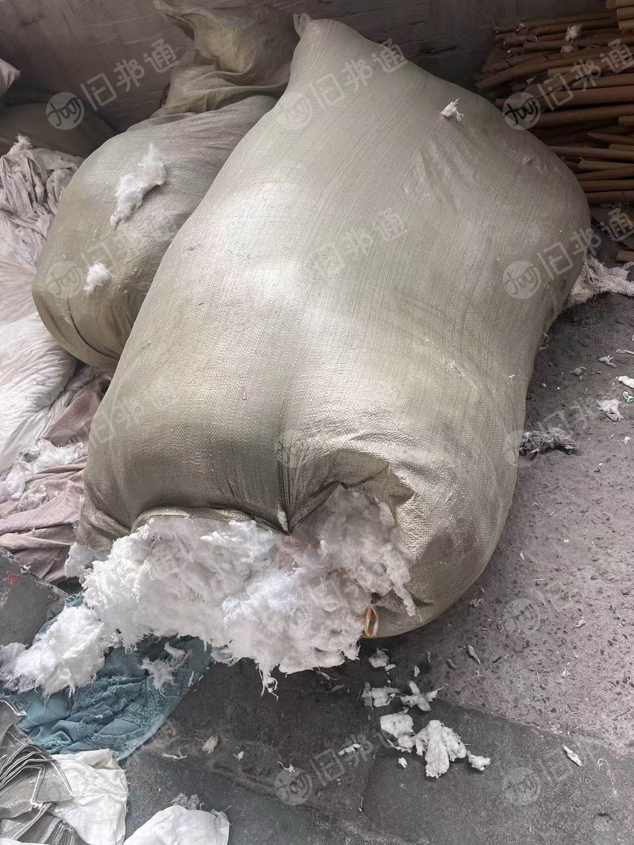 长期出售剪花机下来的涤纶毛毛料，涤纶磨毛料，有点潮，现货五六吨，月供30吨