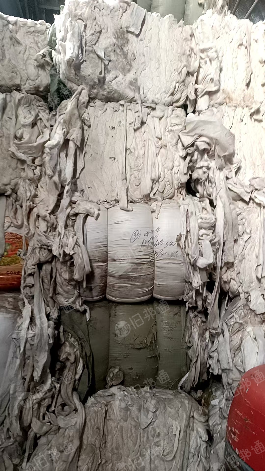 出售部队棉袄边角料，粘胶针刺棉边料，毛型粘胶边角料，现货有3吨多，货在江苏无锡