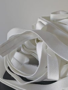 长期出售白色涤纶无纺布边角料，涤纶毛毡边料，带5%的防静电丝，现货有6.8米一车，货在河北沧州