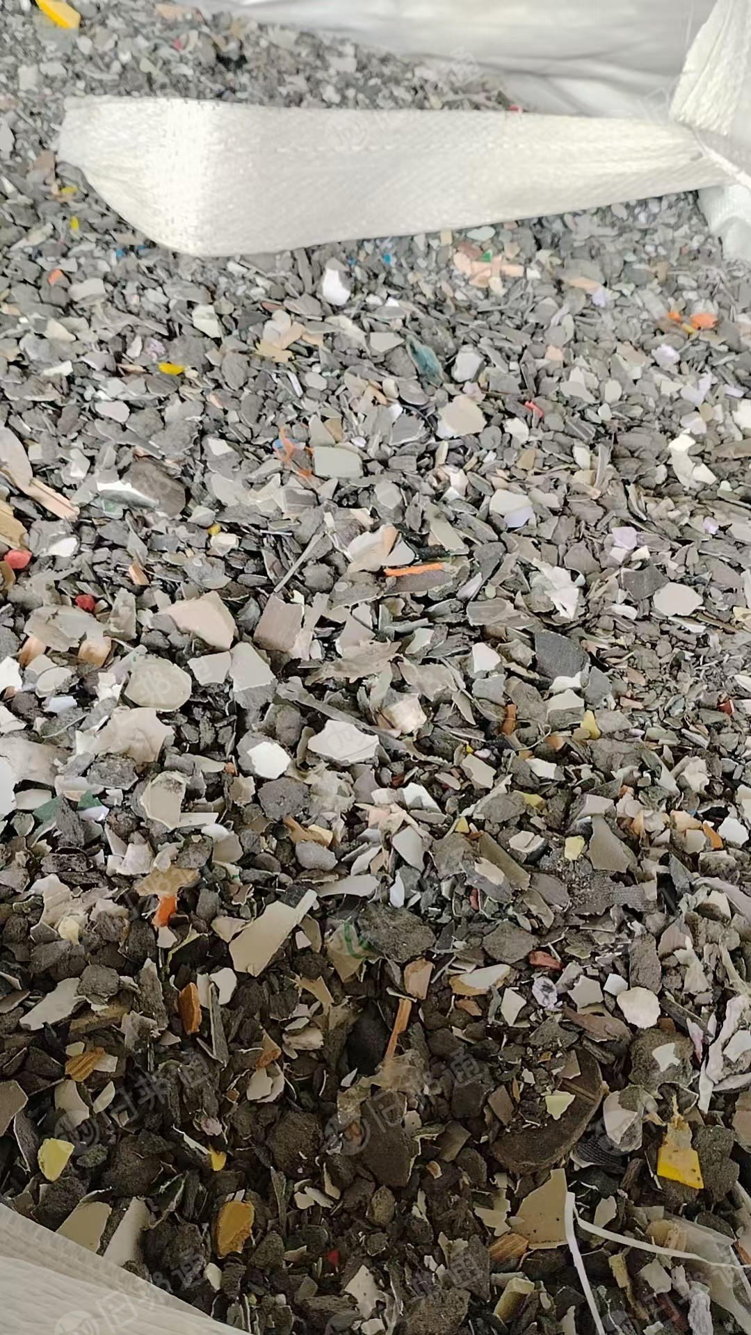 长期出售各种硬质PVC破碎料，PVC发泡板破碎料，PVC墙板破碎料，PVC三级料等