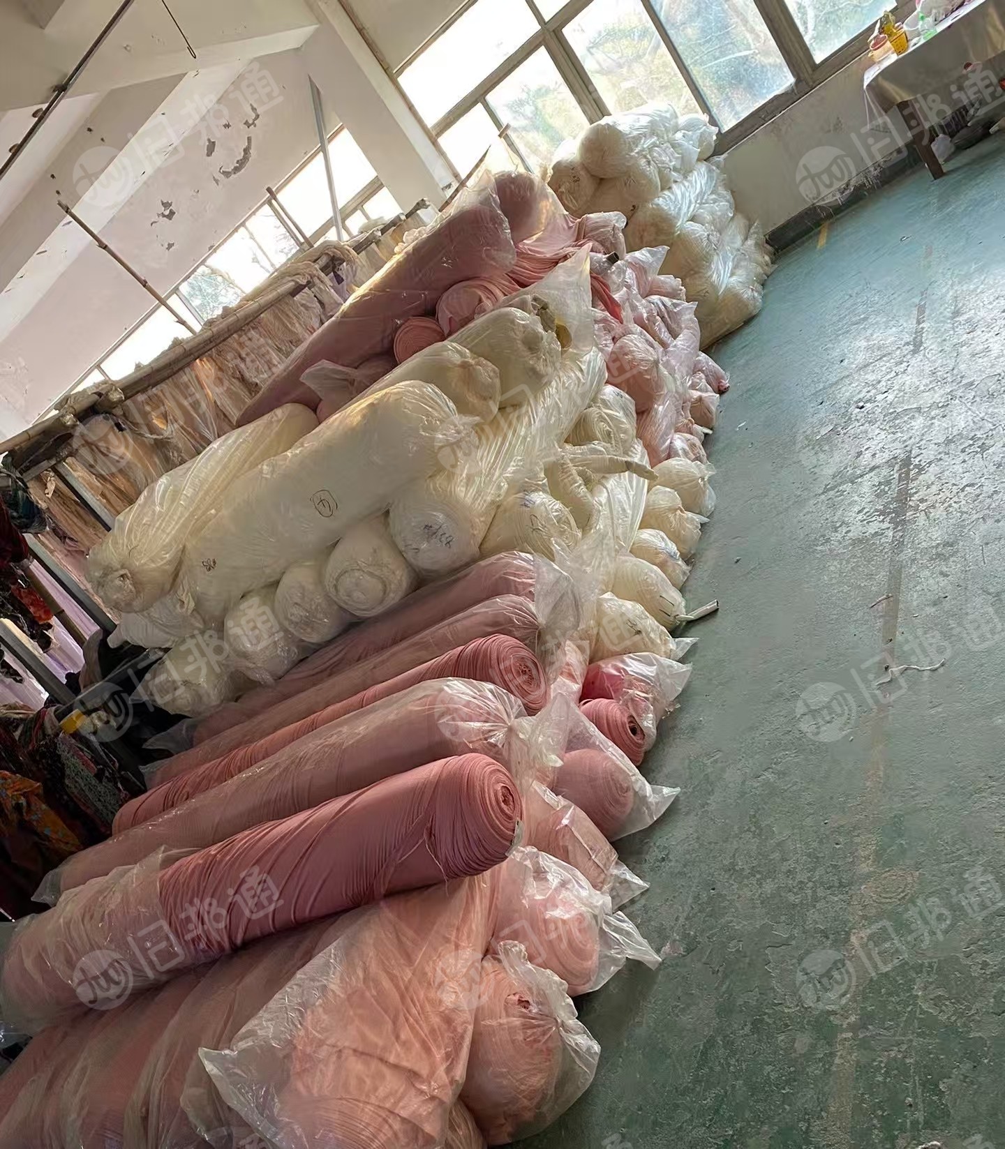 长期出售库存绒布，单面绒，仿超柔库存布，门幅克重不一，现货有四五吨，货在浙江绍兴