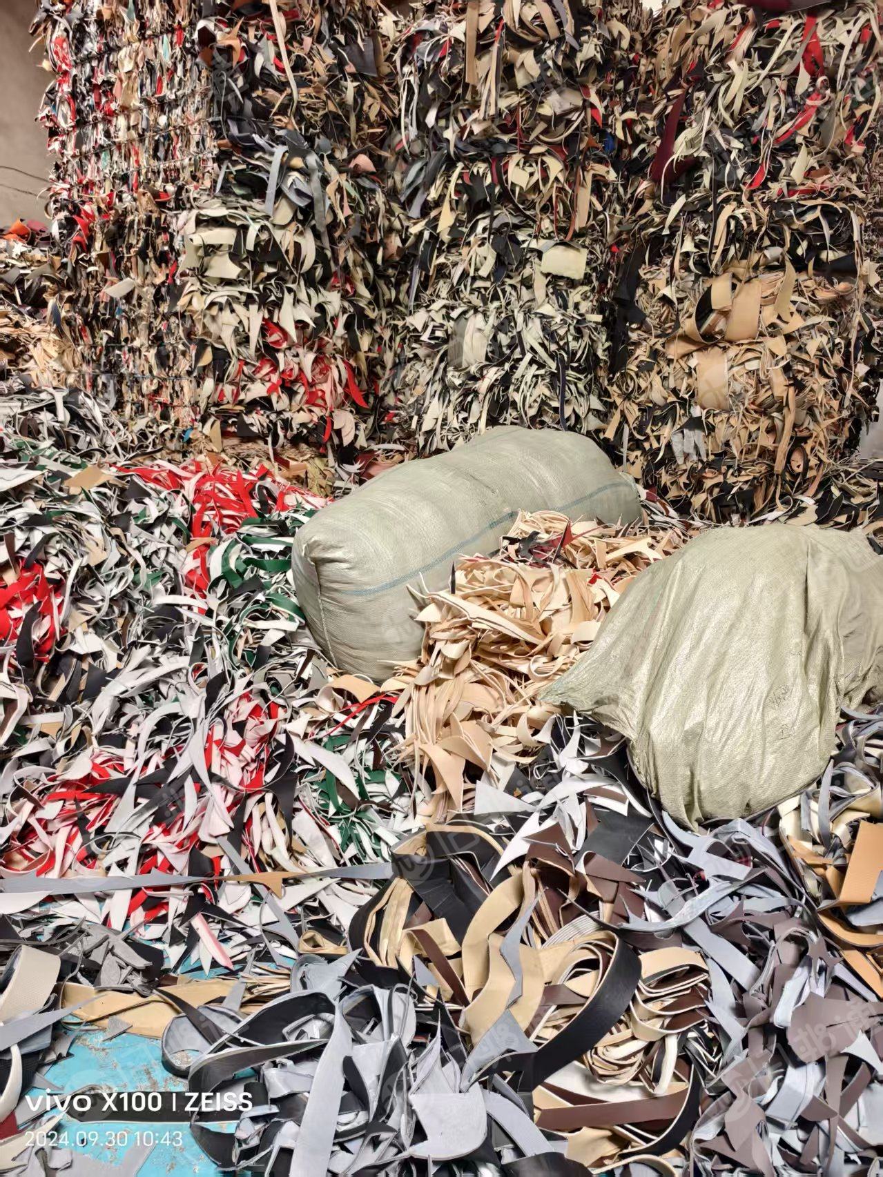 长期大量出售汽车皮革下脚料，汽车坐垫PVC皮革边角料，环保和不环保都有，月供1400吨