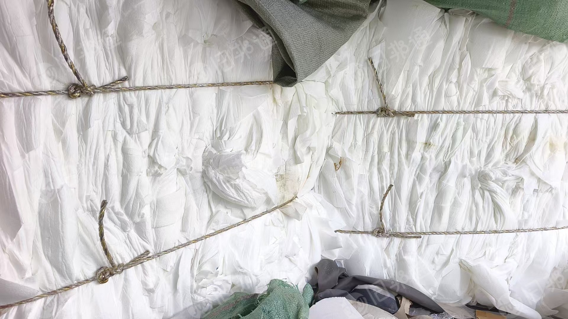 长期出售白色涤纶吸音棉边角料，隔音棉边料，月供60-70吨，货在浙江台州