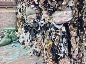 长期出售废纺黑料，废布，下脚料，燃烧料，月供几百来吨，厂在浙江台州