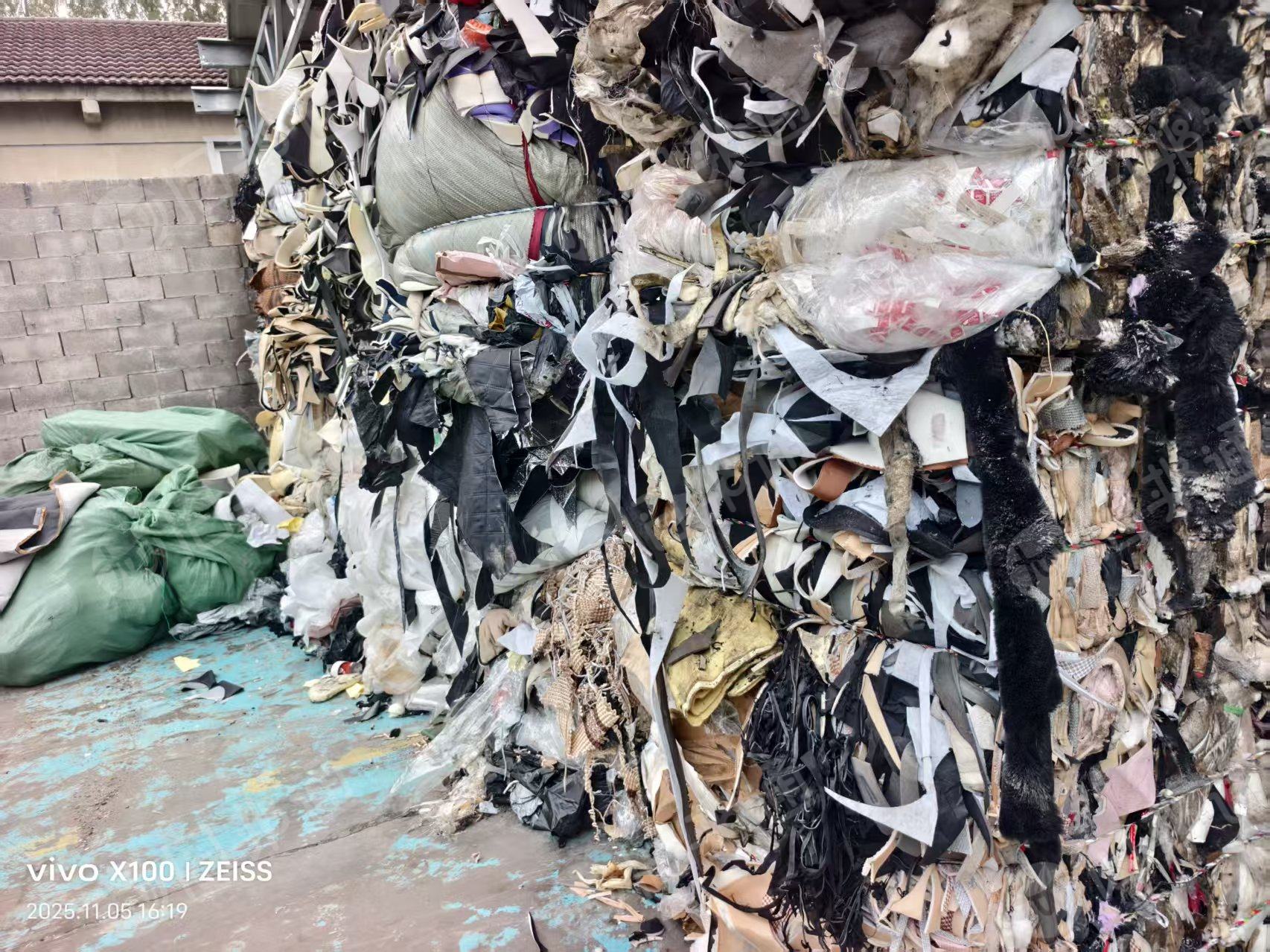 长期出售废纺黑料，废布，下脚料，燃烧料，月供几百来吨，厂在浙江台州