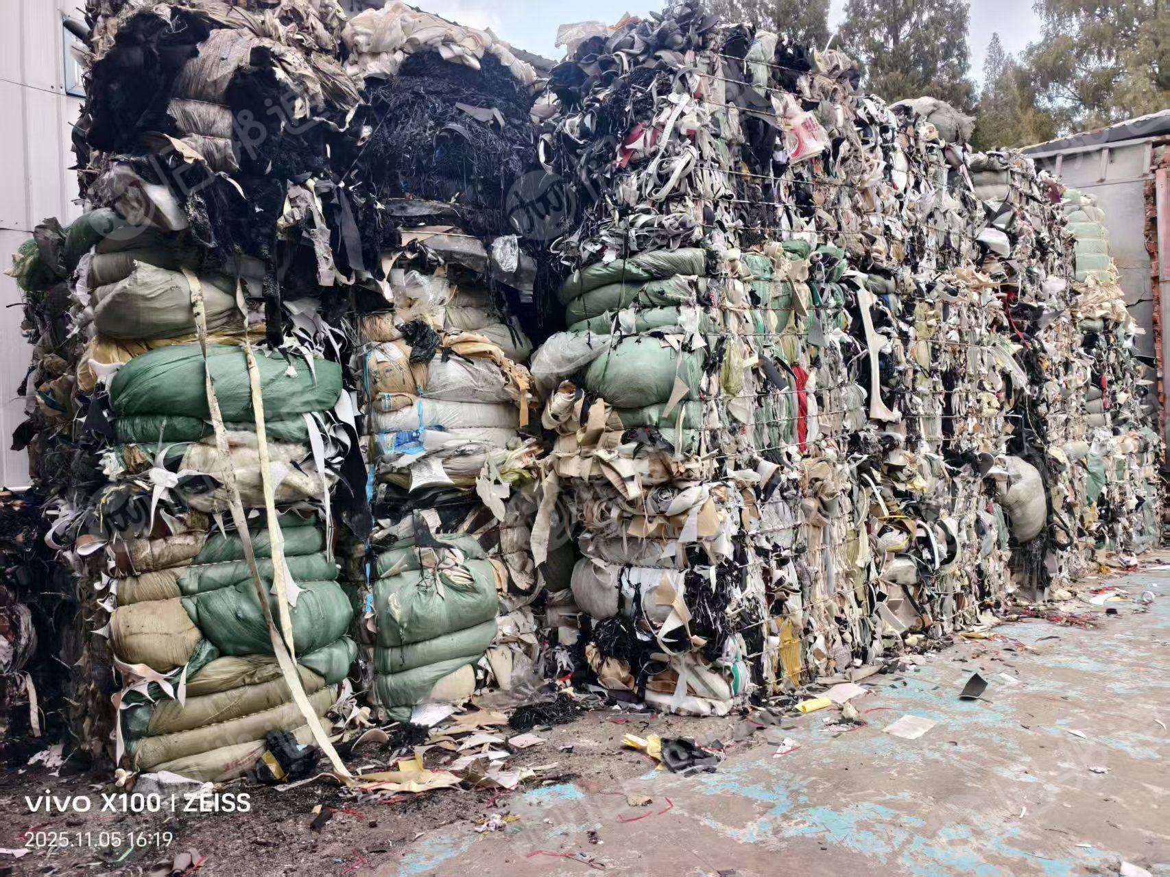 长期出售废纺黑料，废布，下脚料，燃烧料，月供几百来吨，厂在浙江台州