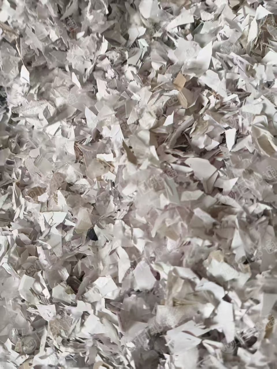 出售白色PVC吸塑膜破碎料，吨包装，现货几吨