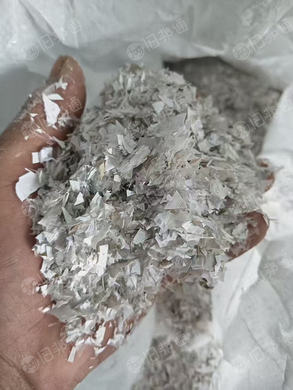 出售白色PVC吸塑膜破碎料，吨包装，现货几吨