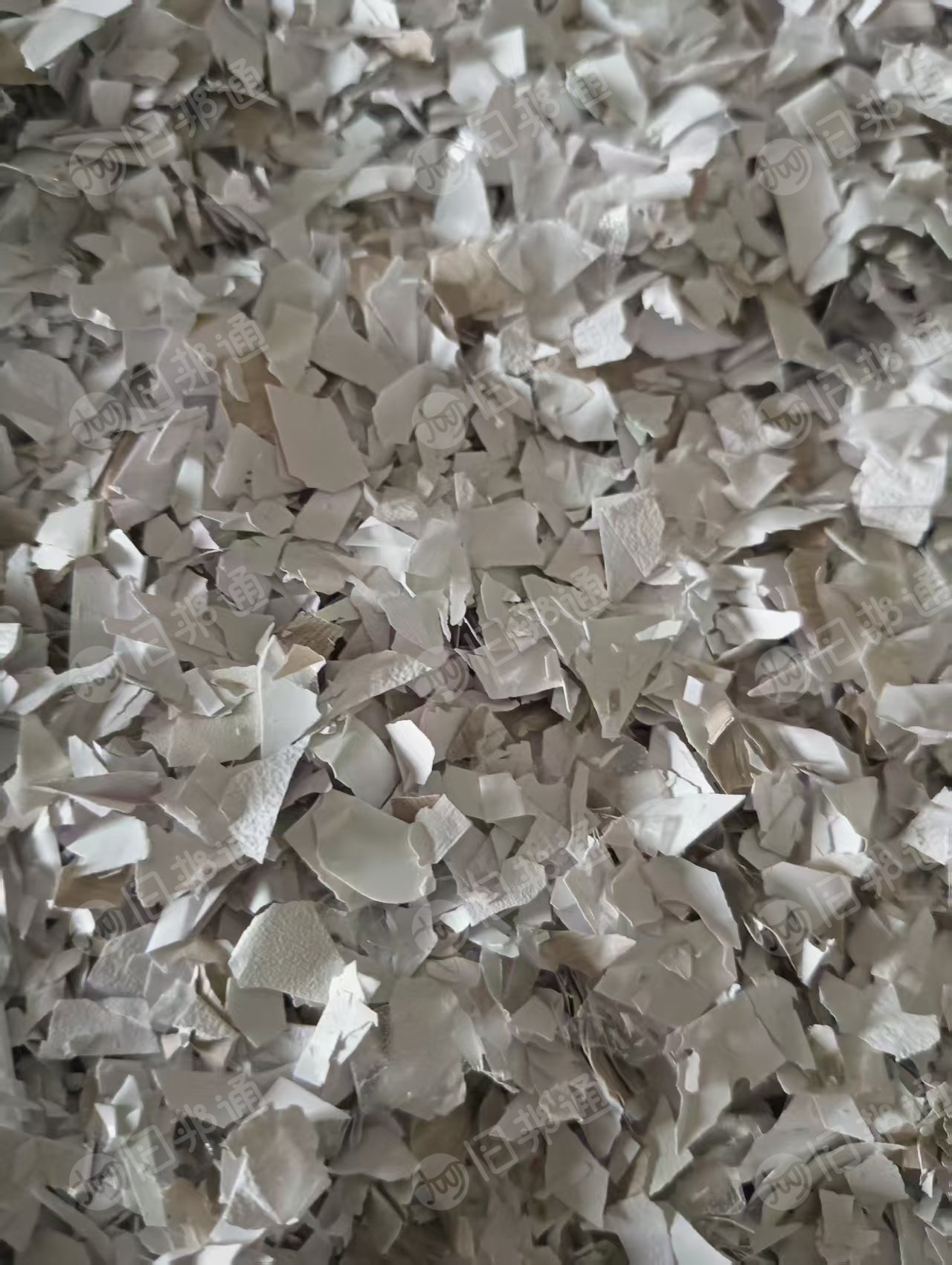 出售白色PVC吸塑膜破碎料，吨包装，现货几吨