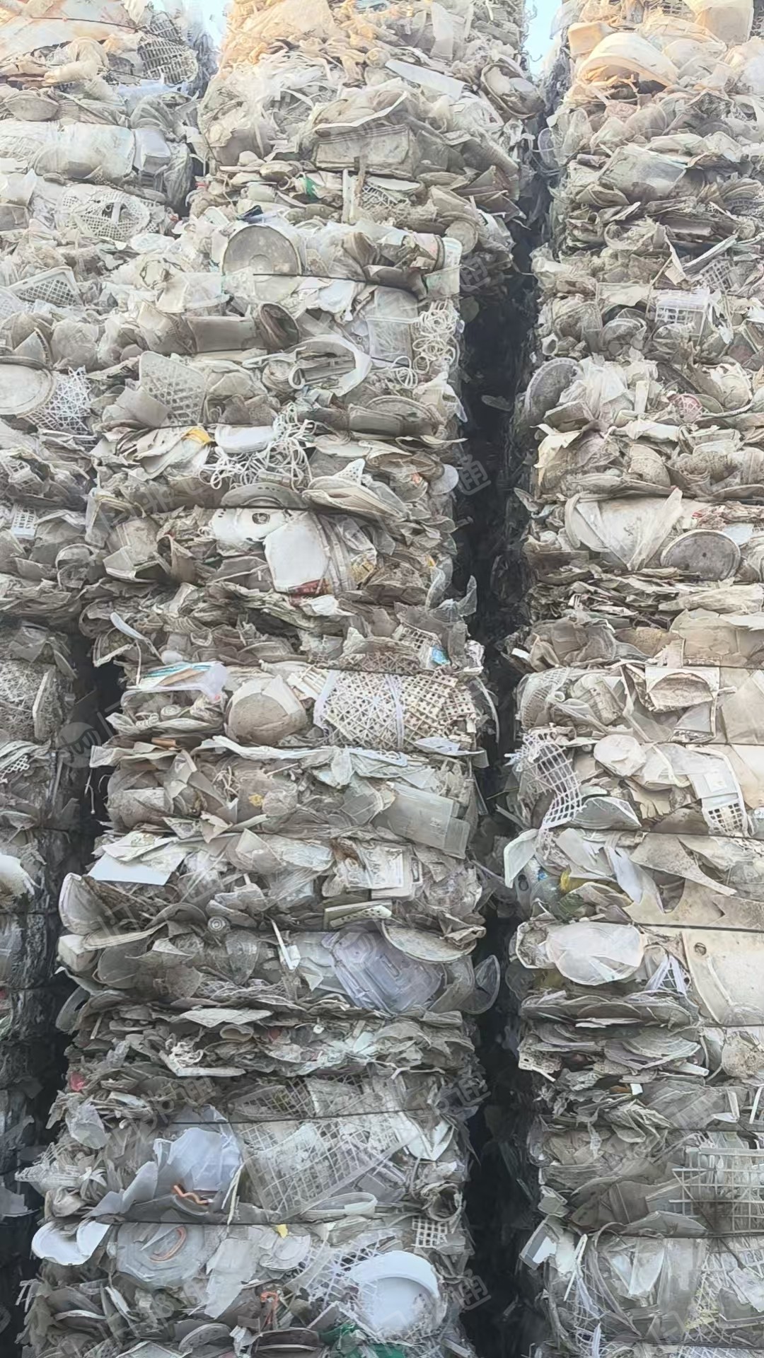 出售餐盒压块、透明丙毛料，现货30吨