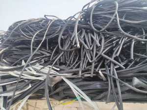出售黑色PVC电缆皮废料，现货十来吨，长期有货