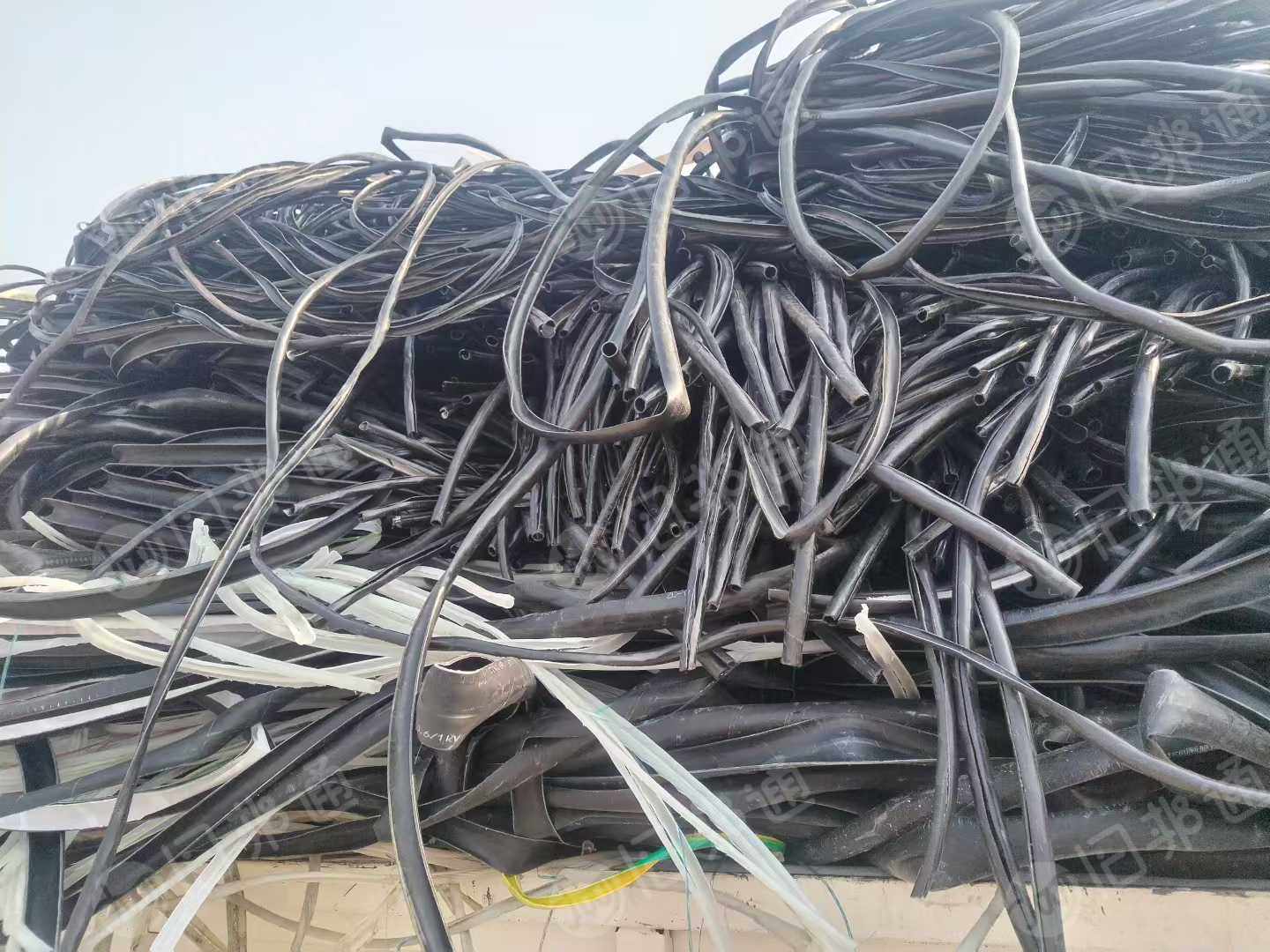 出售黑色PVC电缆皮废料，现货十来吨，长期有货