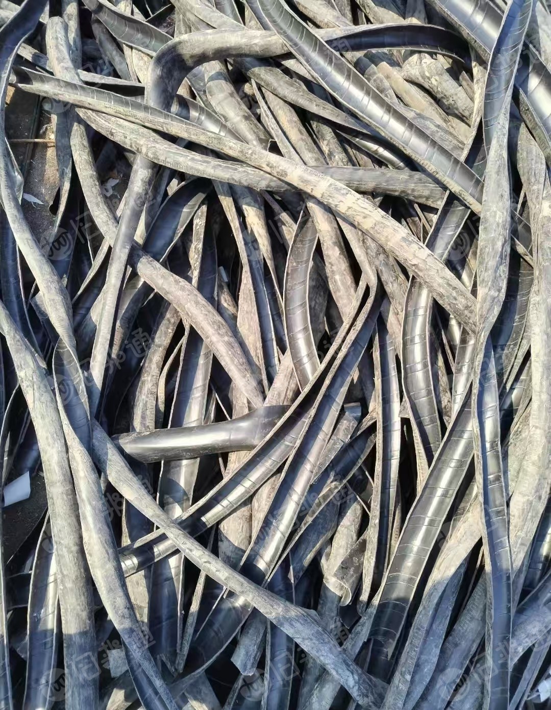 出售黑色PVC电缆皮废料，现货十来吨，长期有货