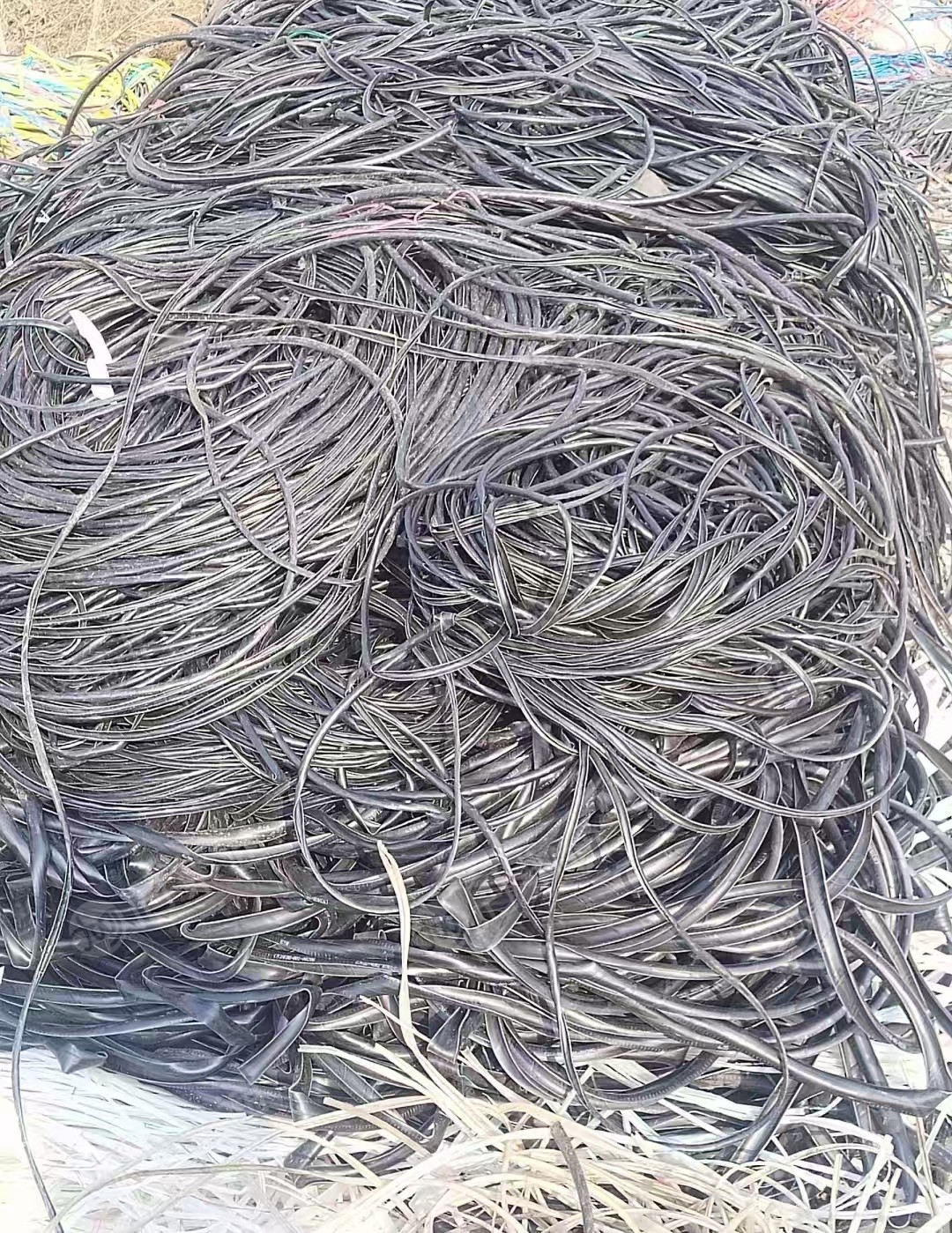 出售黑色PVC电缆皮废料，现货十来吨，长期有货