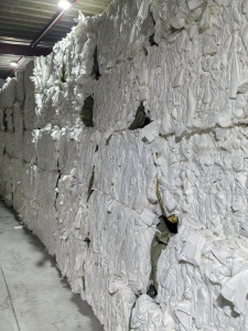 长期出售涤纶木浆无纺布边角料，打成包的，直接上机