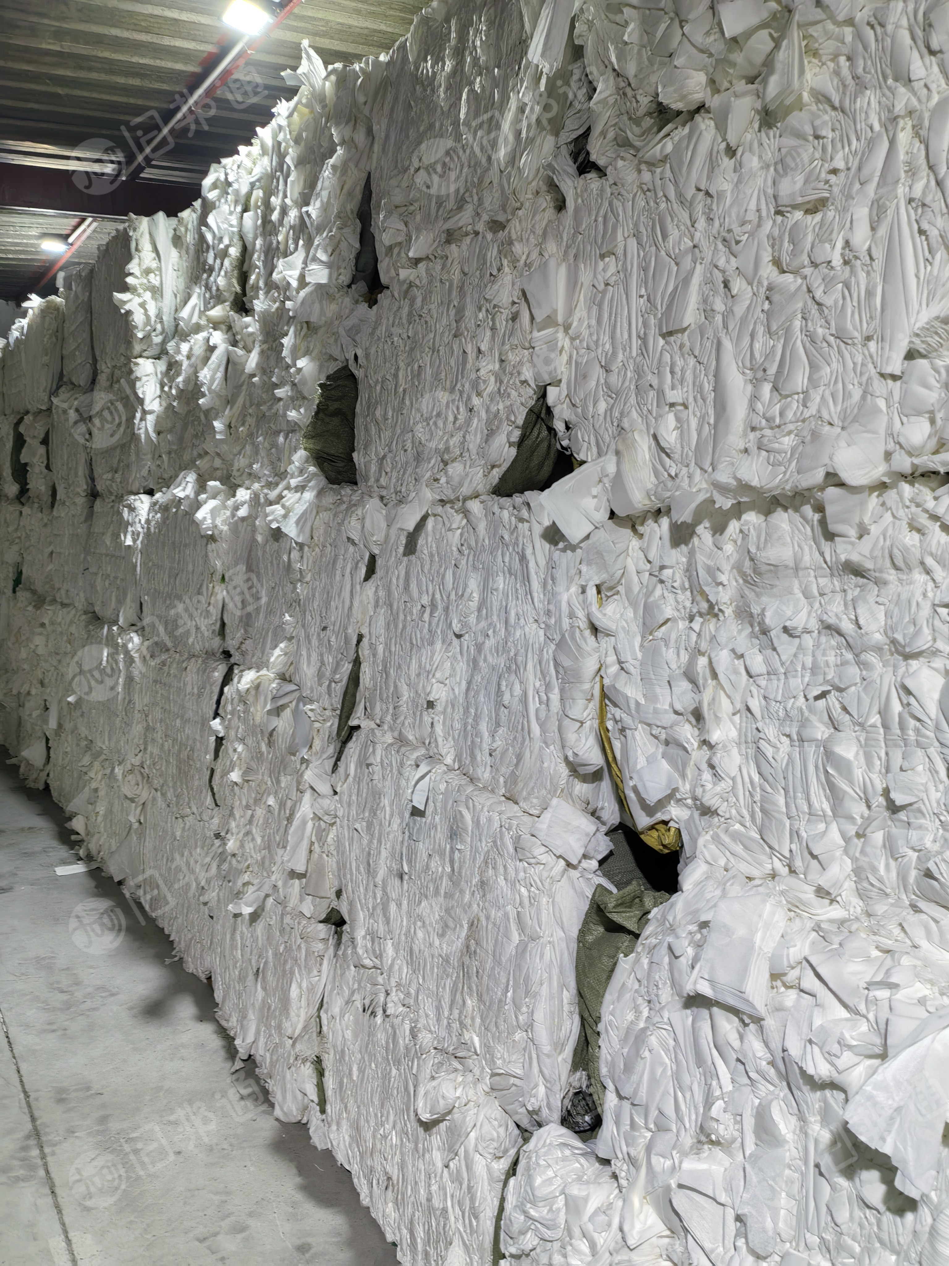 长期出售涤纶木浆无纺布边角料，打成包的，直接上机