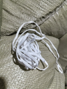 长期出售涤纶口罩绳，人工分拣过的，直接上机料，月供50吨