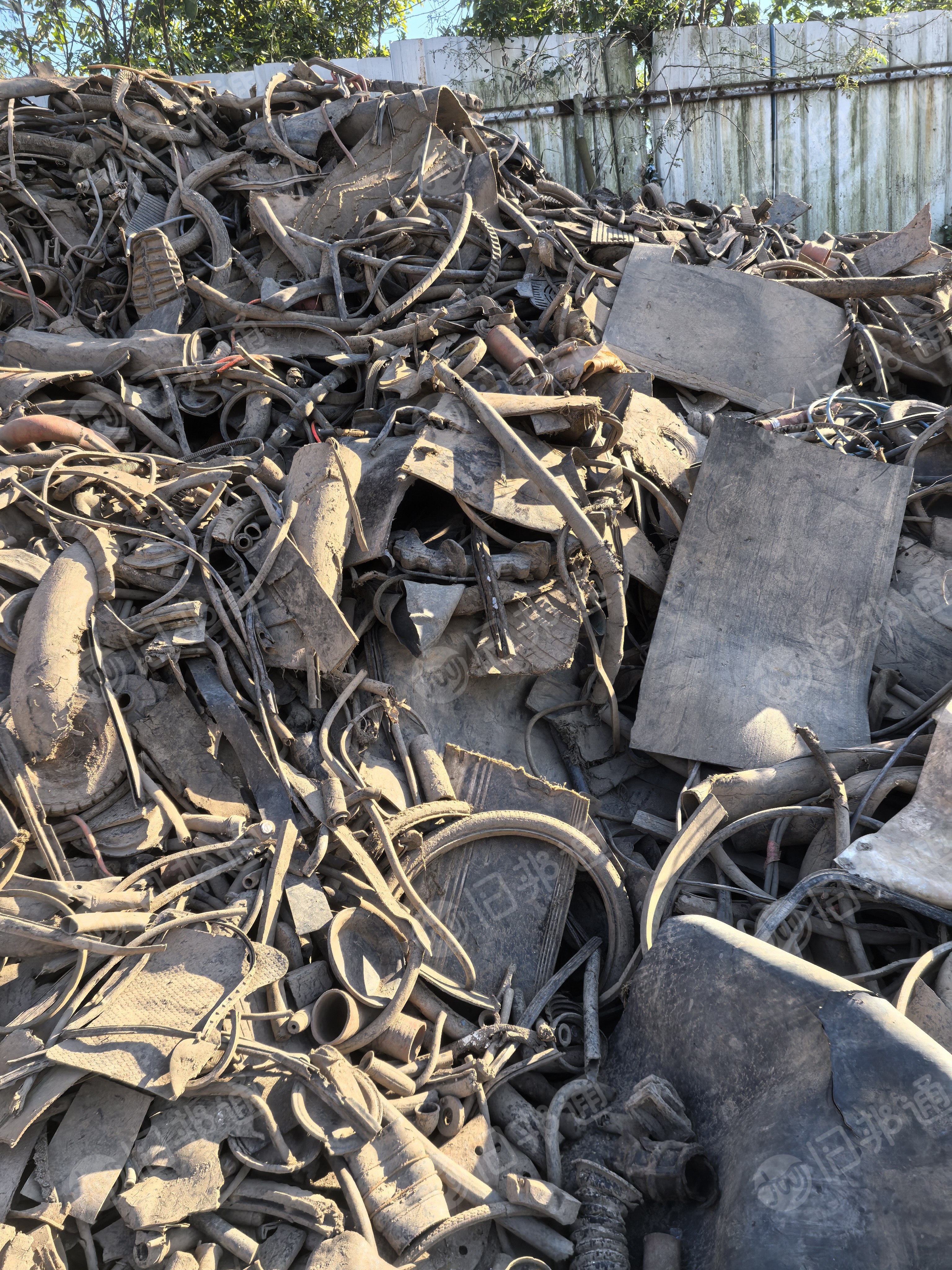 出售场地橡胶杂料，橡胶塑料混合