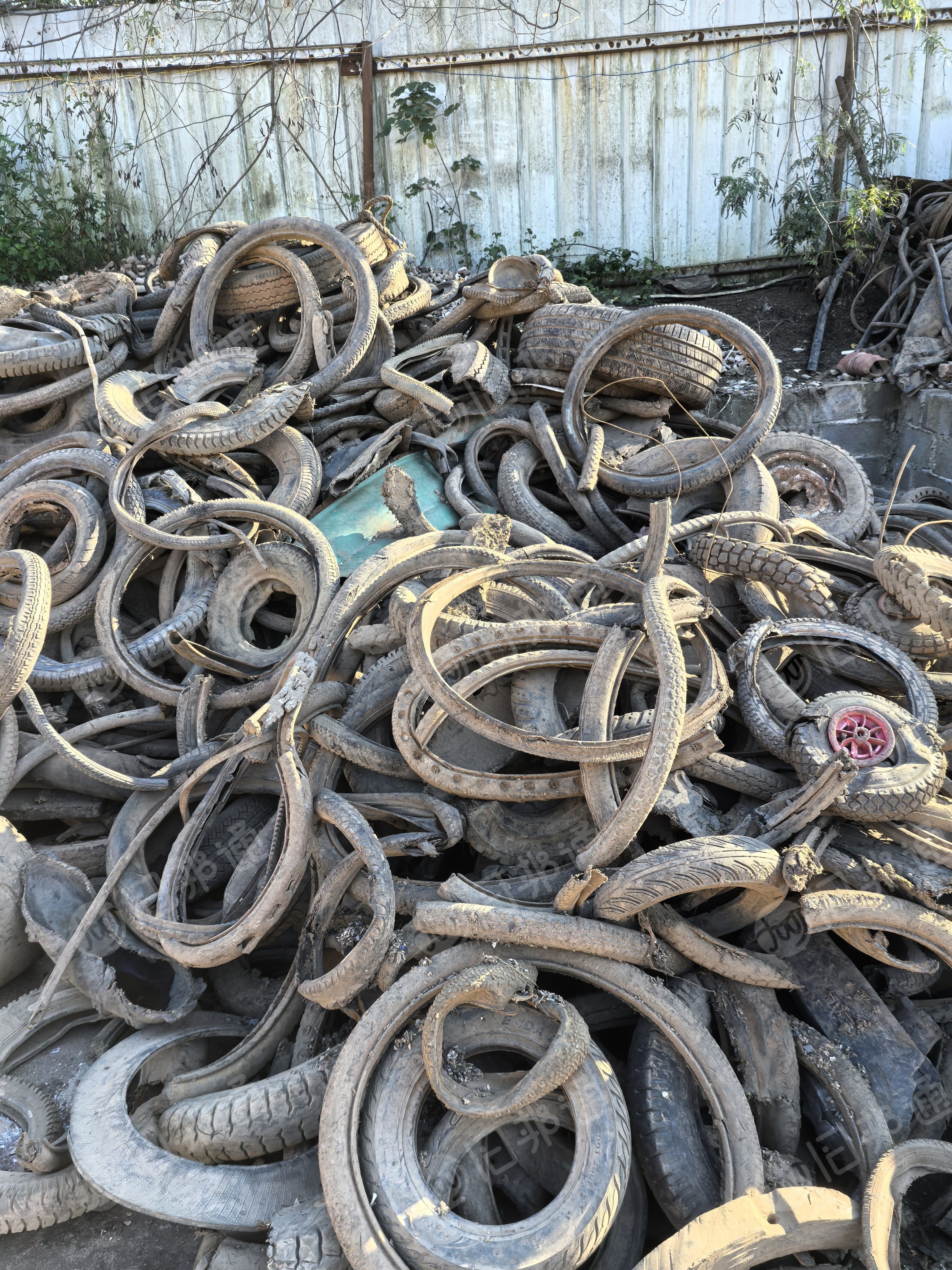 出售场地橡胶杂料，橡胶塑料混合