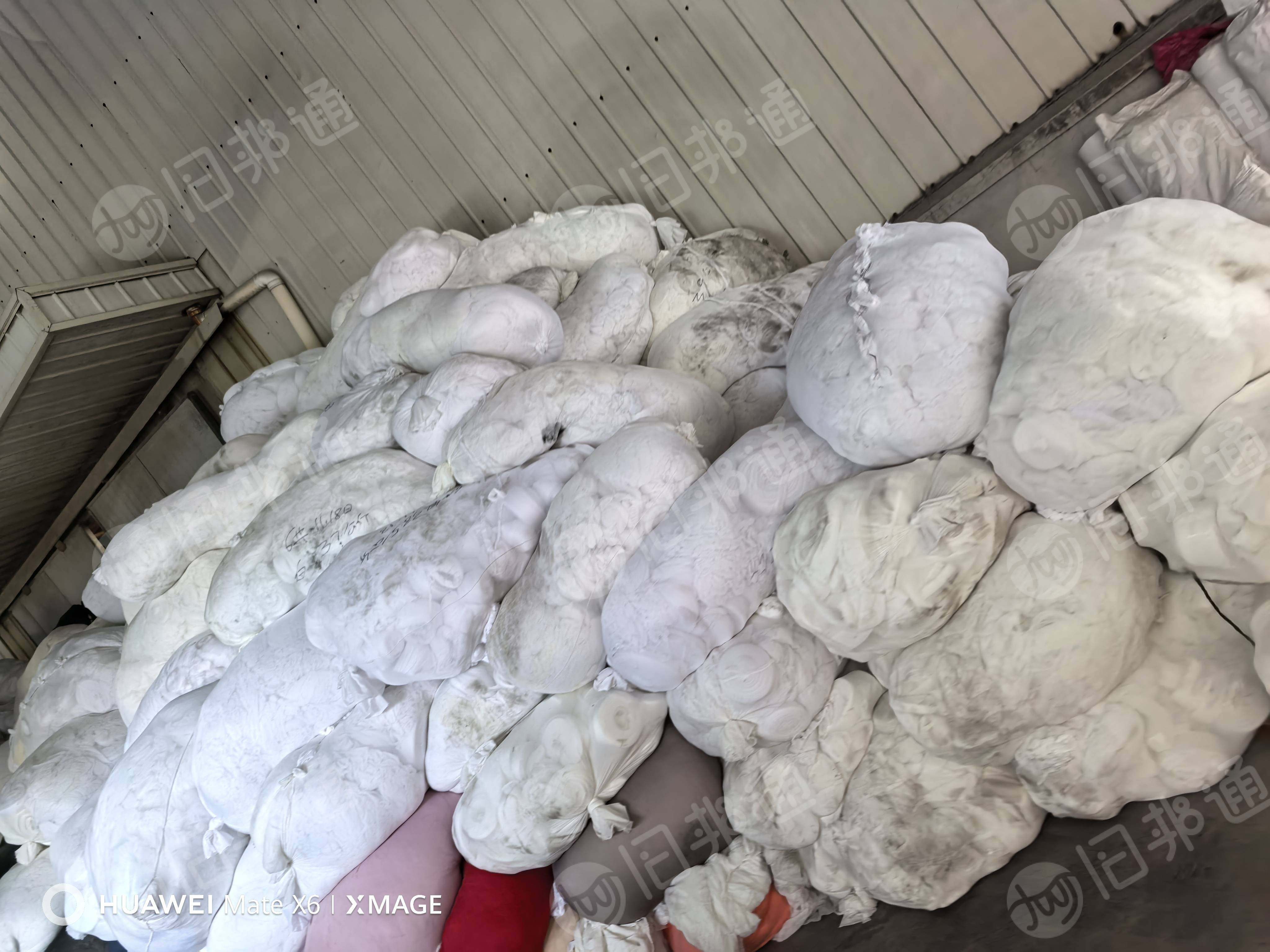 长期出售白色涤纶开花料，涤纶废布，带浆的，月供30吨