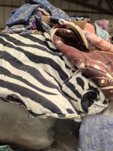 出售做挡风被下来的毛毯废布，毛毯大块布，小块布，也有卷材，挡风被半成品，厂里不干了，处理尾货